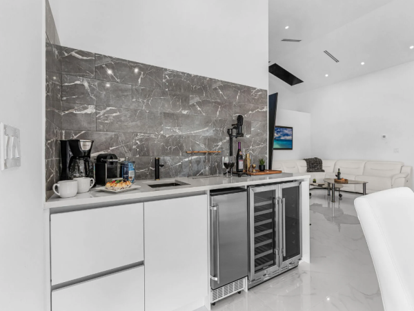 Ultimate Cape Coral Getaway - Luxury 3-Bedroom Pool Home